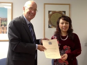 El vicerrector de la Universidad de Oxford Andrew Hamilton entregó el título de profesora visitante a la ministra vietnamita de Salud, Nguyen Thi Kim Tien. (Fuente: VNA)